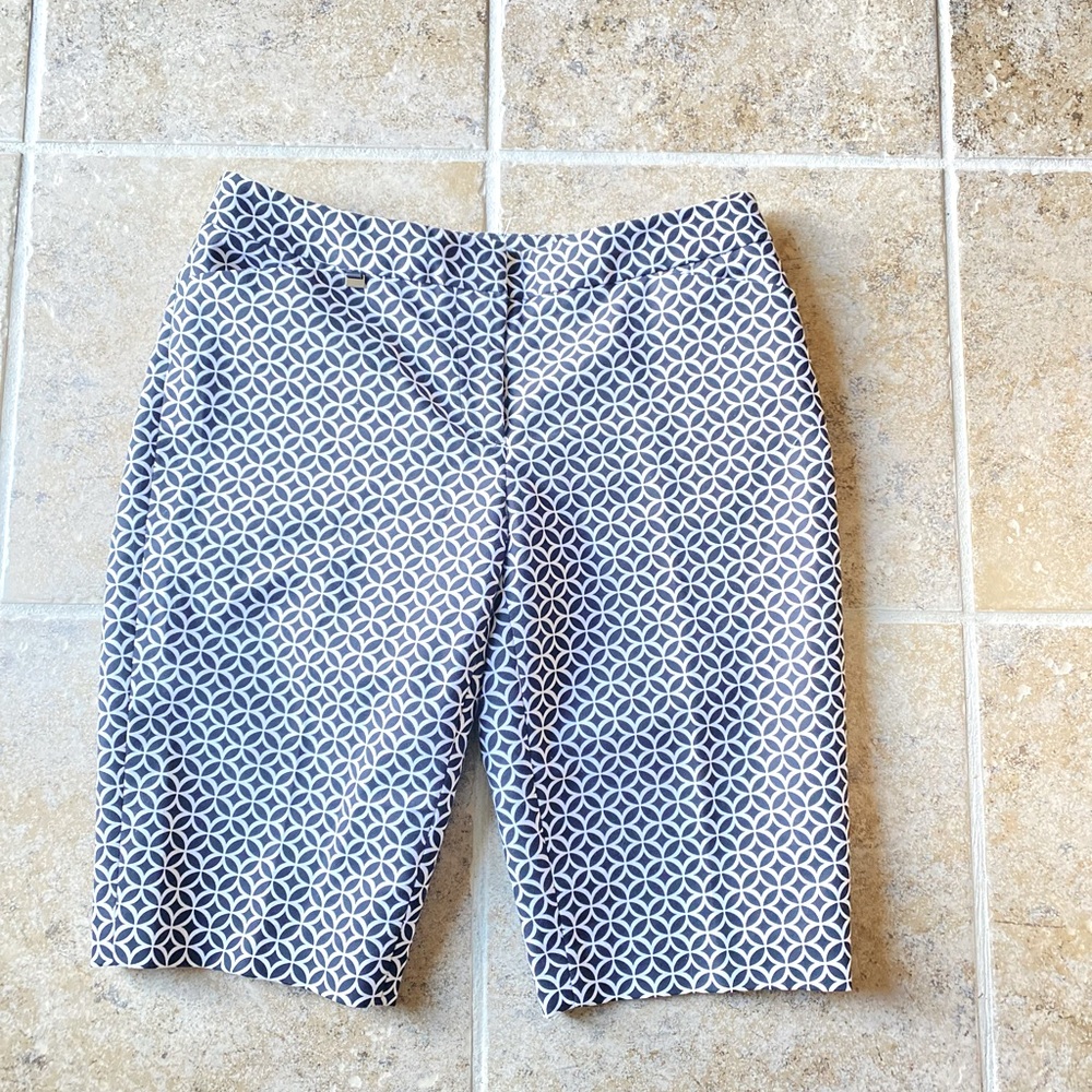 NWOT White House/Black Market - Black & white low rise Bermuda shorts, Size: 00